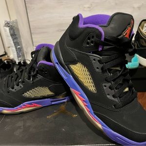 Todo en buenas condiciones size 5 Jordan and Nike solo Air Force size 10